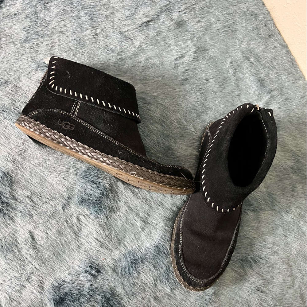 UGG Varney Black Suede Ankle Boots Size 7 Foldover Cuff 1104653